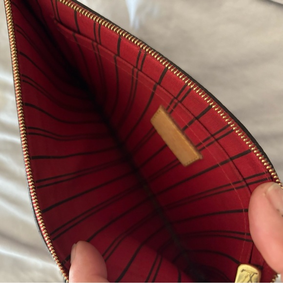 Louis Vuitton Neverfull Mm Pouch. Excellent/new condition. 9 3/4" x 6". - Picture 3 of 5